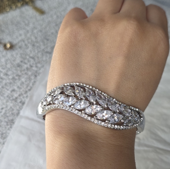 Boutique Elegant Silver Crystal Bracelet - Picture 12 of 14